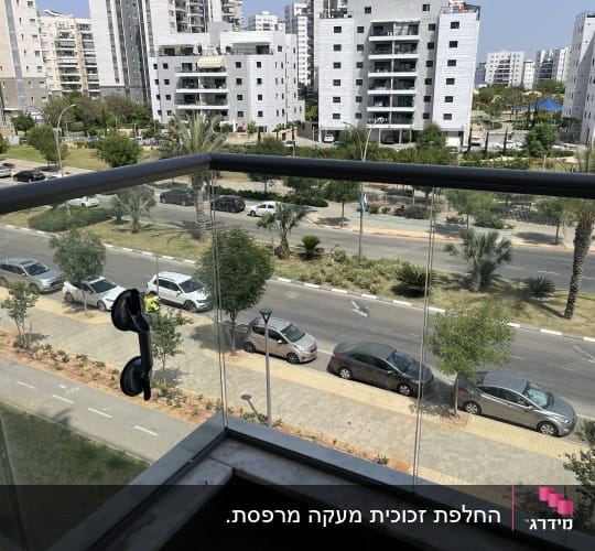 מעקה זכוכית עם ידית ואקום שחורה